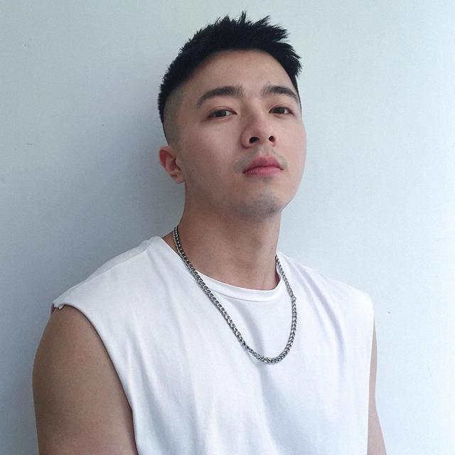 男生“两边剃光,中间留长”的发型,这4款很帅气,不要剪错了