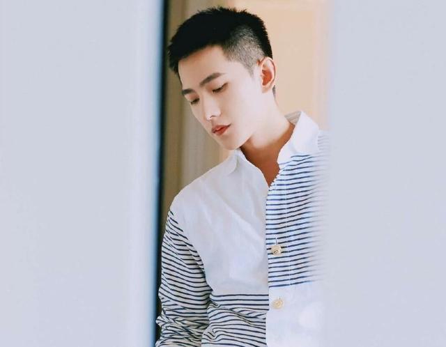 男生“两边剃光,中间留长”的发型,这4款很帅气,不要剪错了