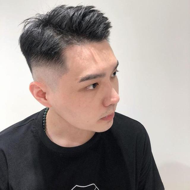 男生“两边剃光,中间留长”的发型,这4款很帅气,不要剪错了