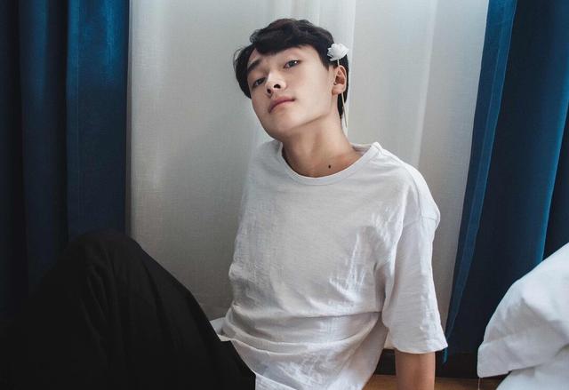 男生“白色T恤”就该这样穿，简约风格轻松打造，时尚又帅气