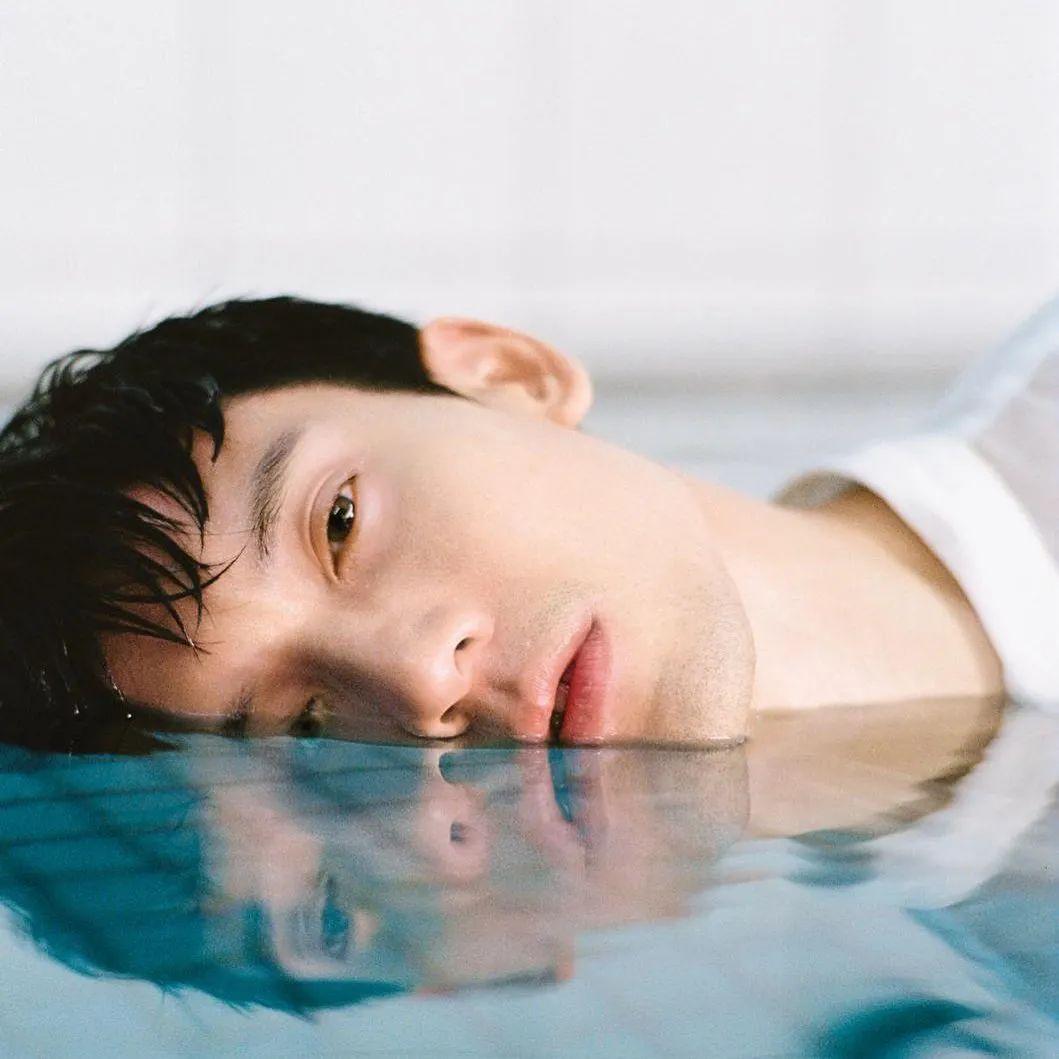 40岁香港男星关智斌推出写真集,他看起来还是那么青春