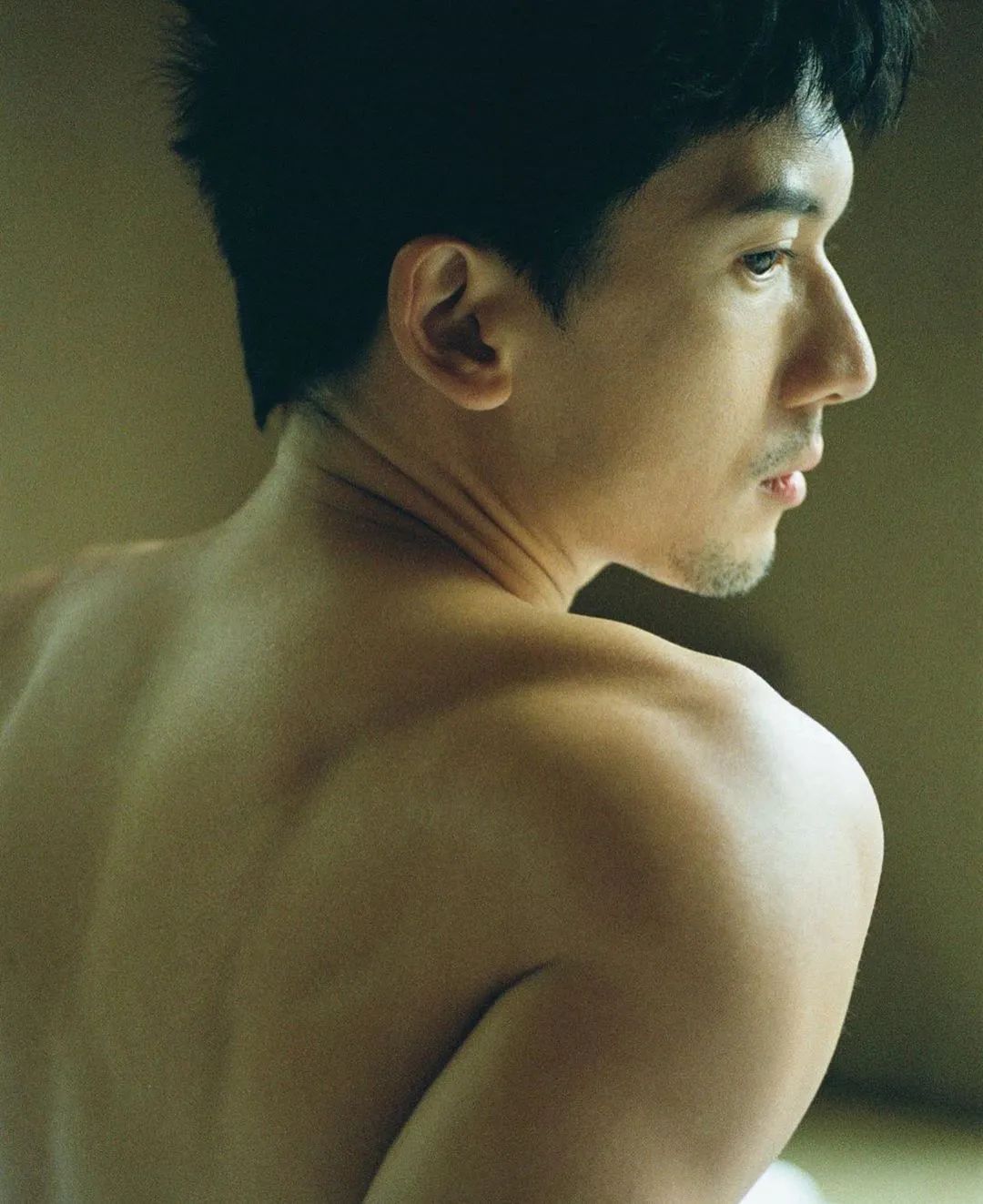 40岁香港男星关智斌推出写真集,他看起来还是那么青春