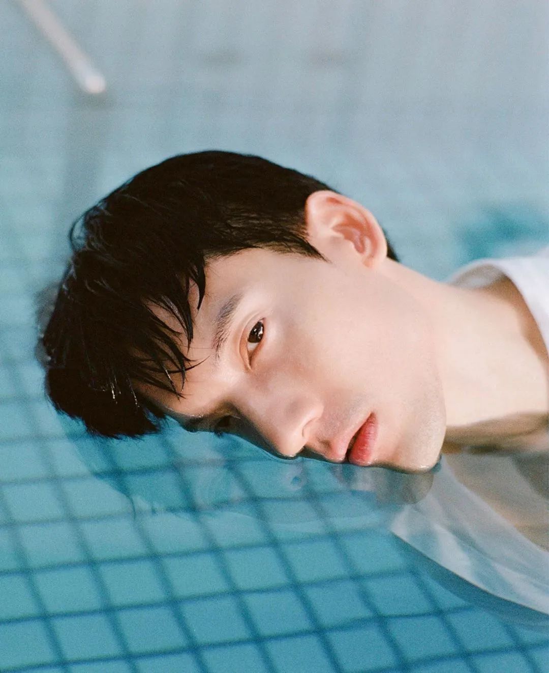 40岁香港男星关智斌推出写真集,他看起来还是那么青春