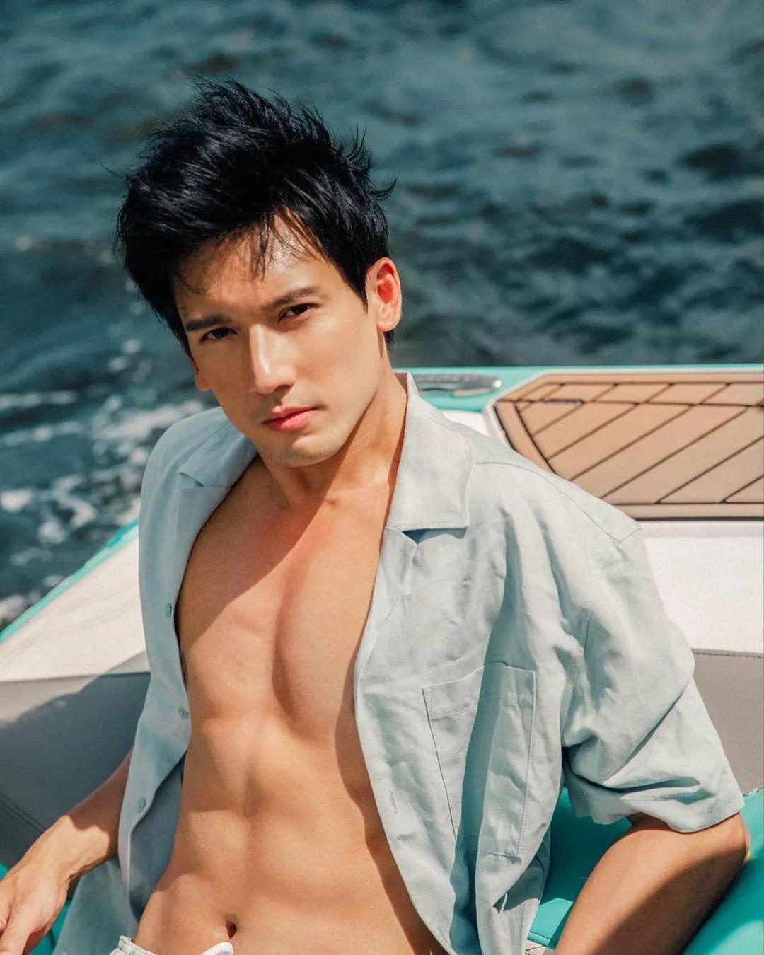 40岁香港男星关智斌推出写真集,他看起来还是那么青春