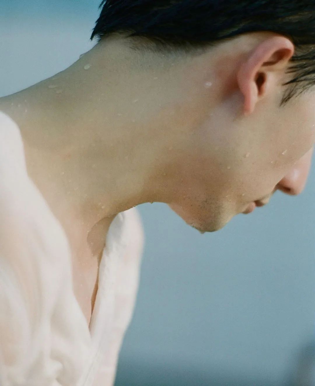 40岁香港男星关智斌推出写真集,他看起来还是那么青春