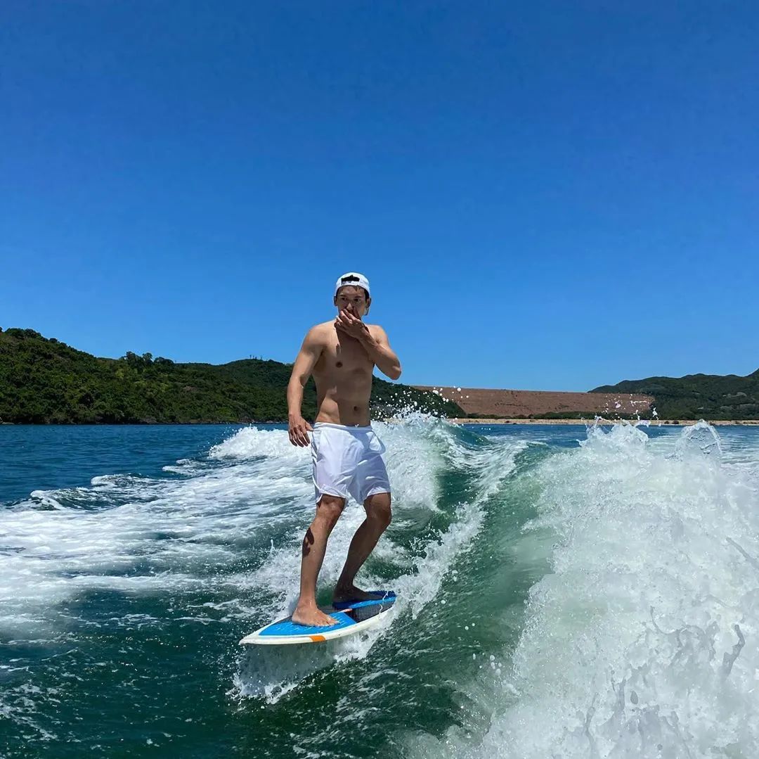 40岁香港男星关智斌推出写真集,他看起来还是那么青春