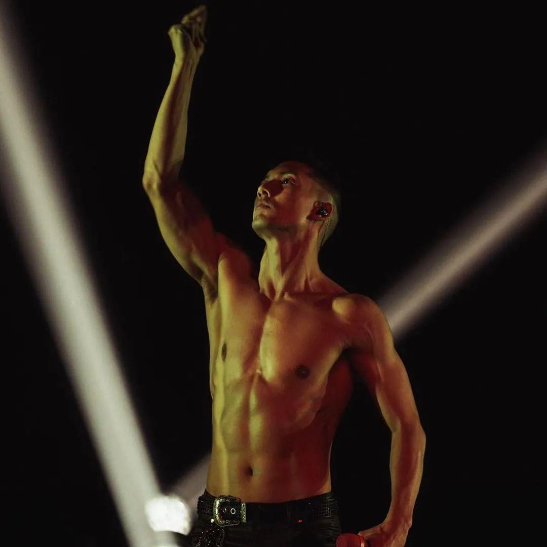 40岁香港男星关智斌推出写真集,他看起来还是那么青春