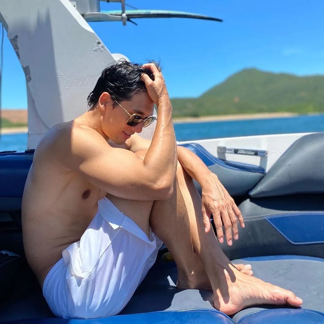 40岁香港男星关智斌推出写真集,他看起来还是那么青春