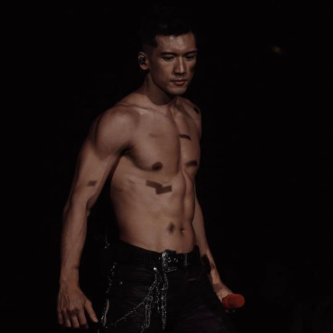 40岁香港男星关智斌推出写真集,他看起来还是那么青春