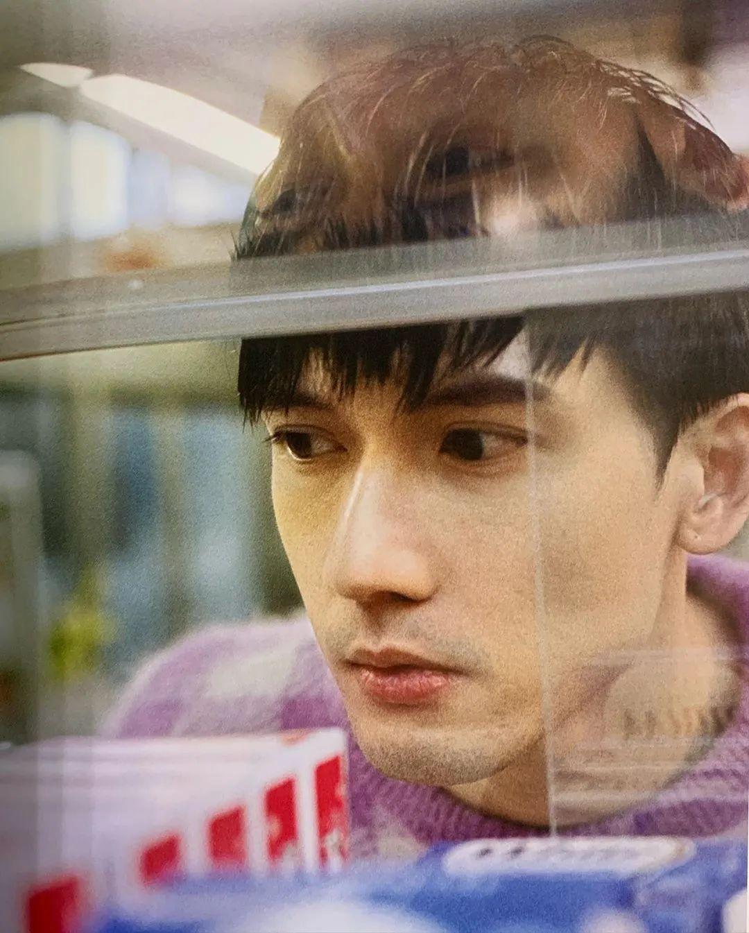 40岁香港男星关智斌推出写真集,他看起来还是那么青春