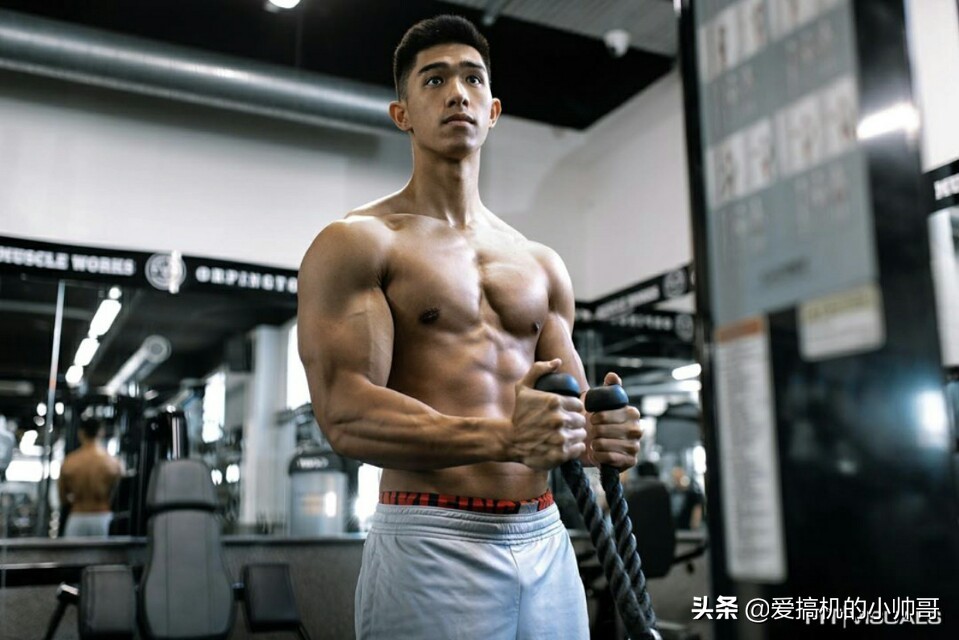 86年港姐亚军吴婉芳因二儿子登上热搜,高大健体,才貌出众!