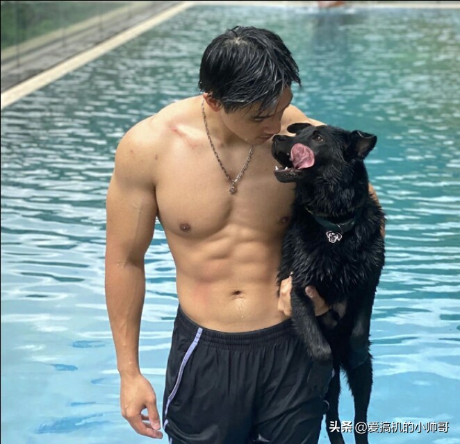 86年港姐亚军吴婉芳因二儿子登上热搜,高大健体,才貌出众!