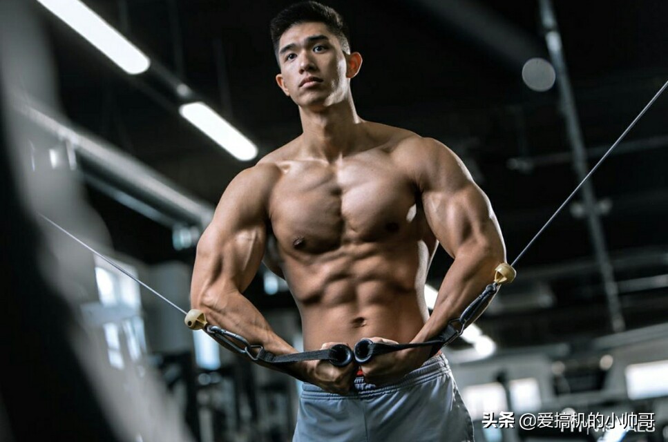 86年港姐亚军吴婉芳因二儿子登上热搜,高大健体,才貌出众!