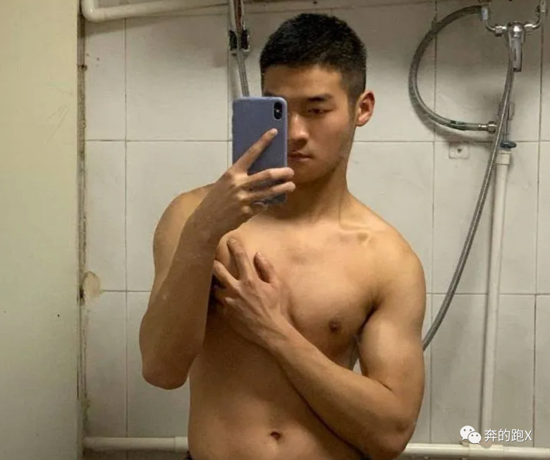 大鼻子爷们兵哥哥浴室自拍,爱了