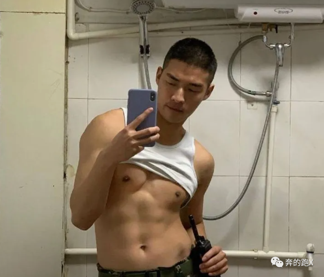 大鼻子爷们兵哥哥浴室自拍,爱了