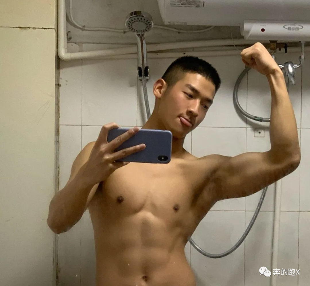 大鼻子爷们兵哥哥浴室自拍,爱了