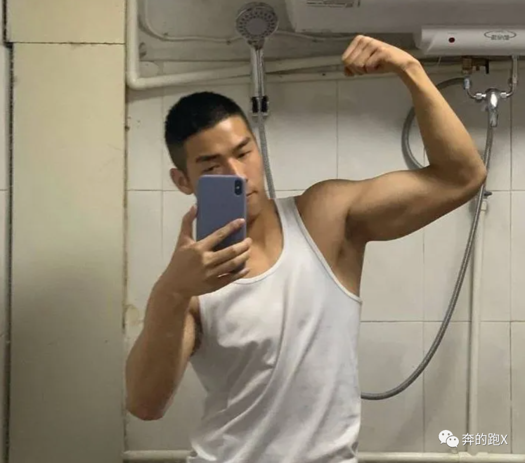 大鼻子爷们兵哥哥浴室自拍,爱了