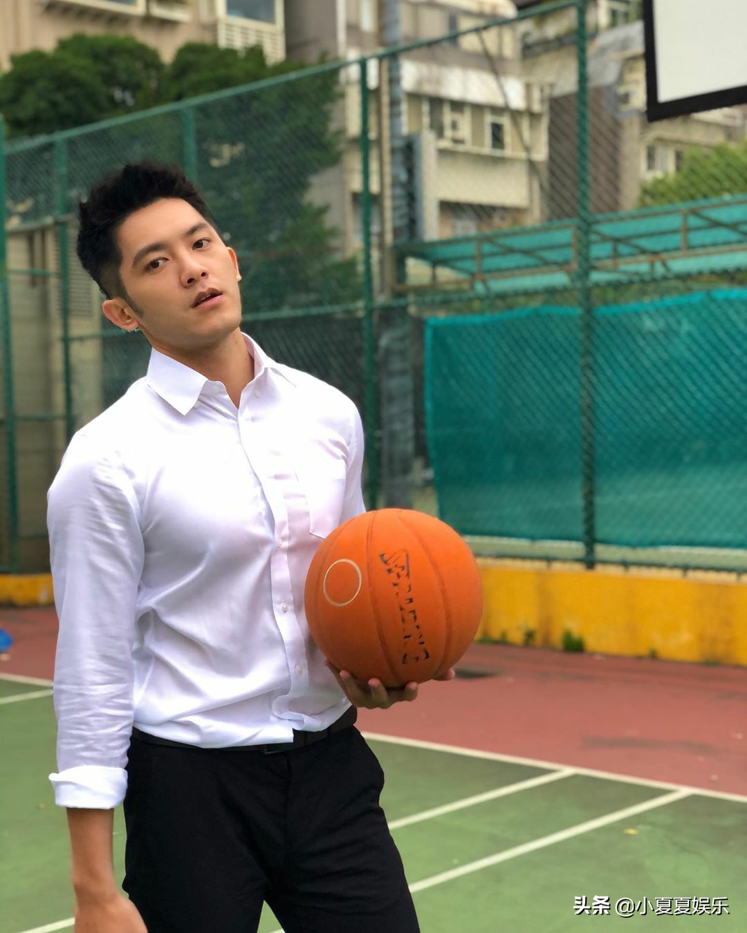 篮球场偶遇西装小哥哥,身手显得十分抢眼,有别样风味