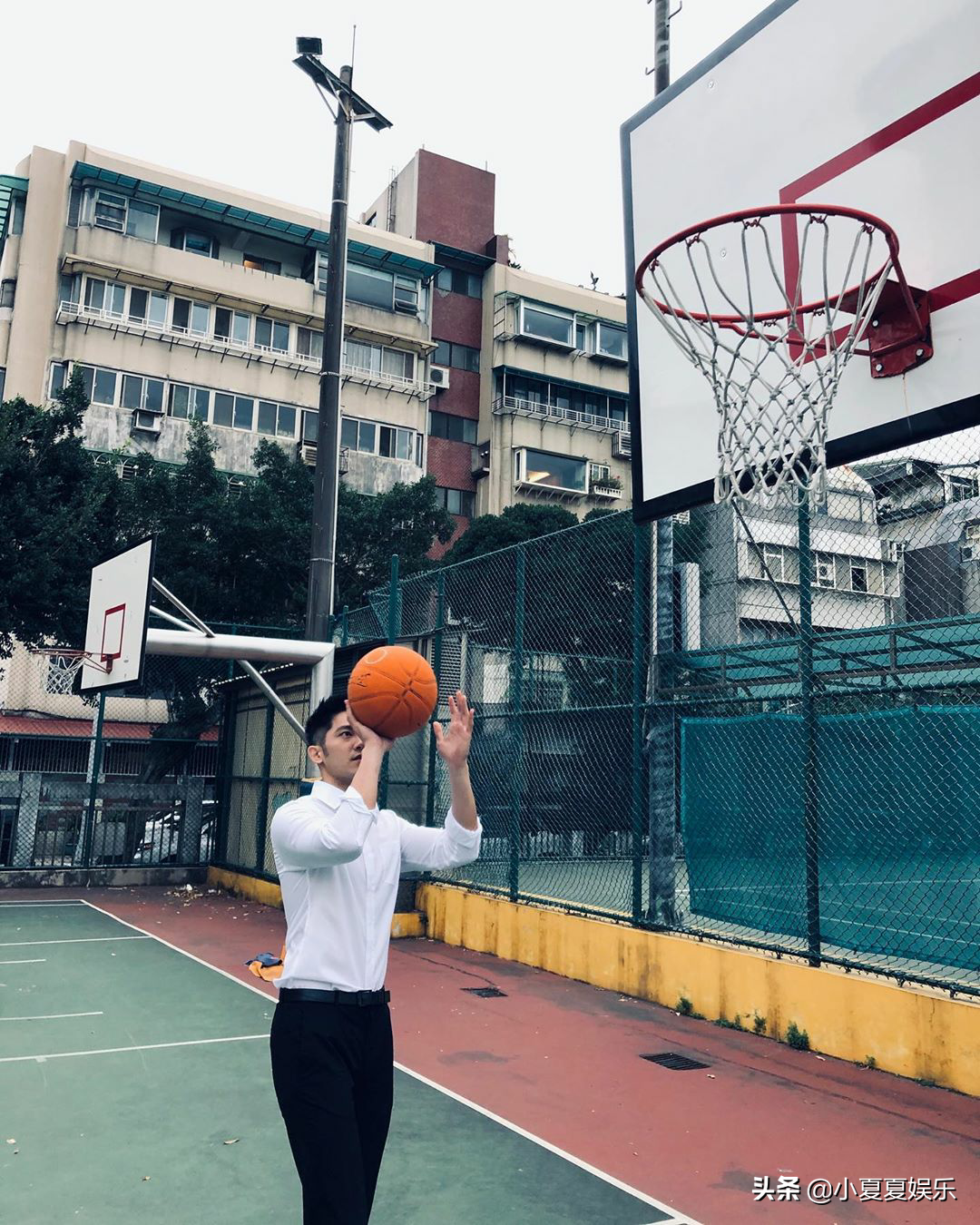 篮球场偶遇西装小哥哥,身手显得十分抢眼,有别样风味