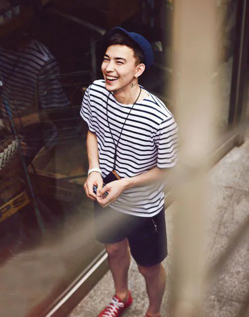 男士穿条纹T恤很小气?那是你对它不了解,这样穿优雅时髦