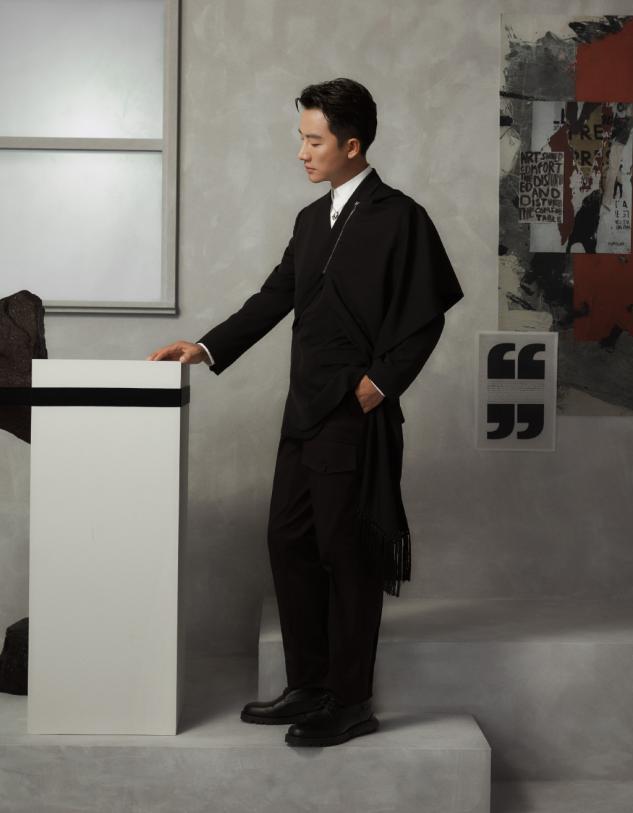 黄轩寸头造型演绎硬汉风,秋季大片来袭,时尚与复古并存