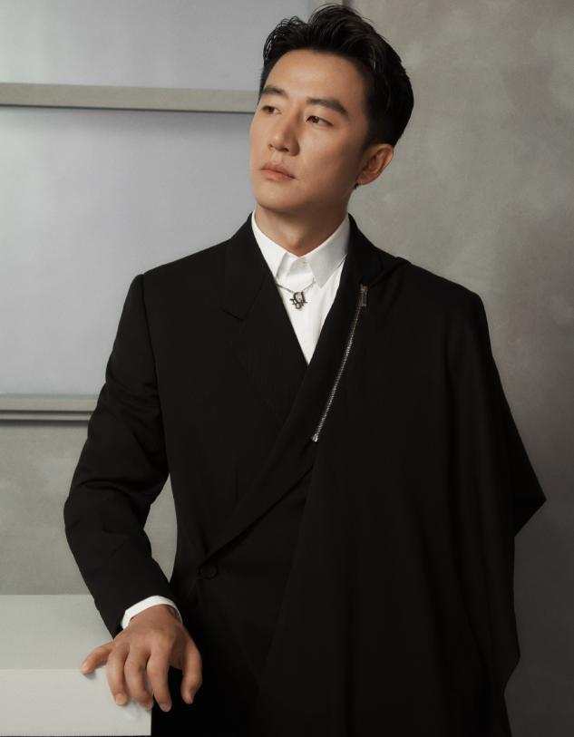 黄轩寸头造型演绎硬汉风,秋季大片来袭,时尚与复古并存