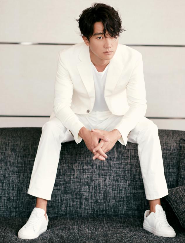 黄轩寸头造型演绎硬汉风,秋季大片来袭,时尚与复古并存