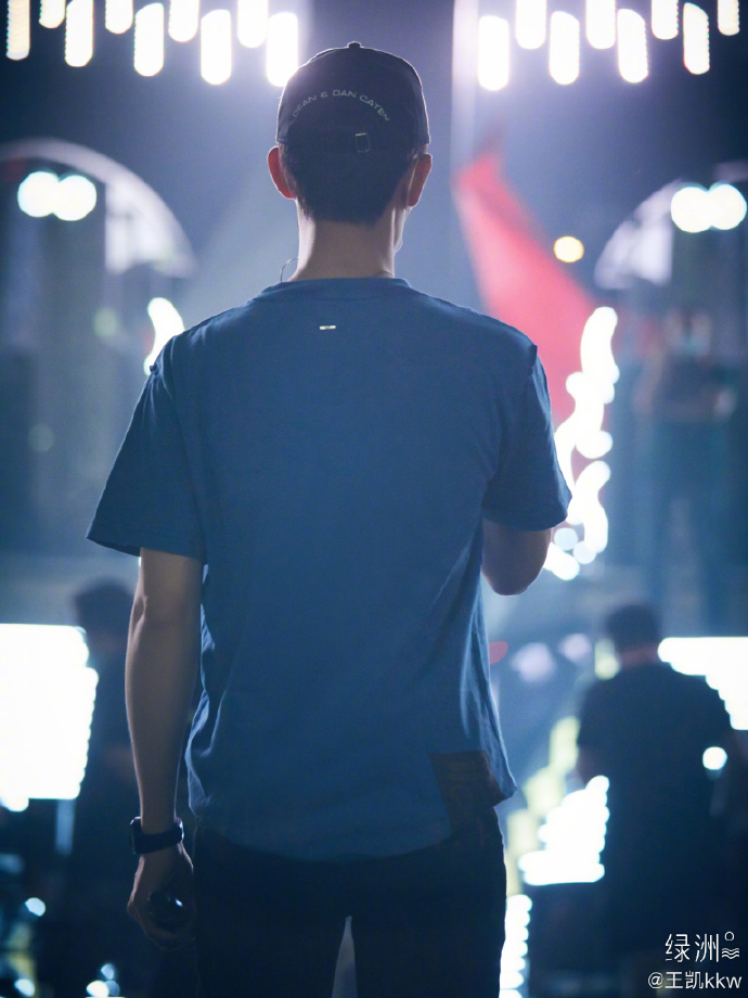 做成熟男人,就别只穿T恤了,学王凯这样穿,立马帅气又有型