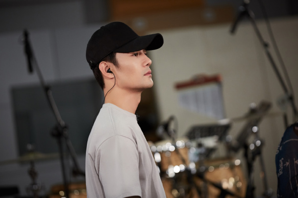 做成熟男人,就别只穿T恤了,学王凯这样穿,立马帅气又有型