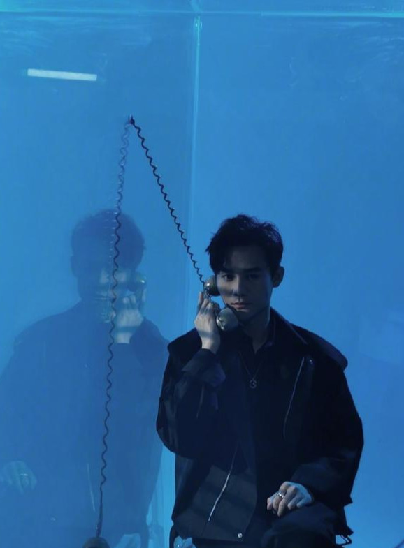 做成熟男人,就别只穿T恤了,学王凯这样穿,立马帅气又有型