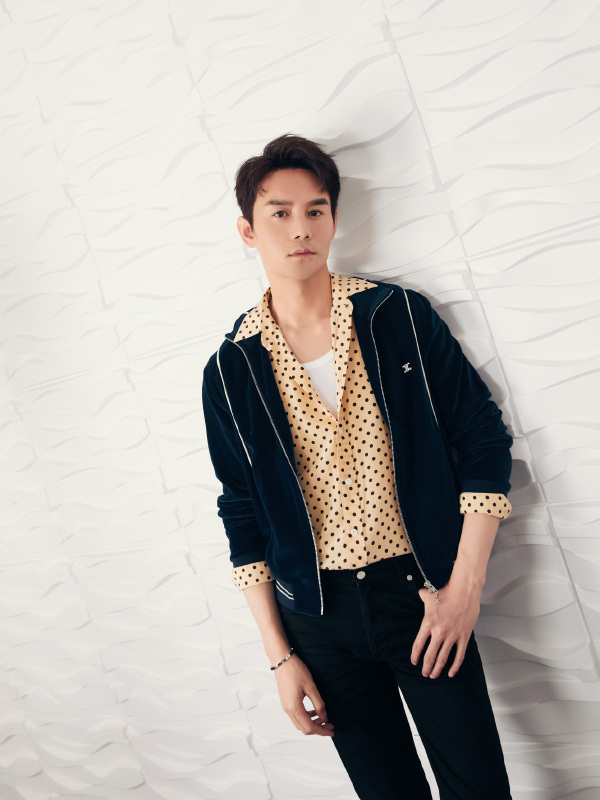 做成熟男人,就别只穿T恤了,学王凯这样穿,立马帅气又有型