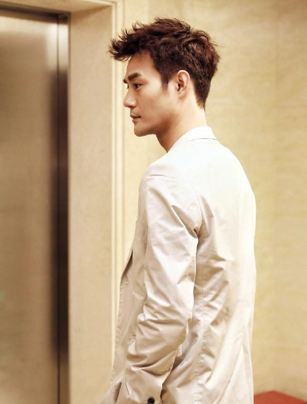 做成熟男人,就别只穿T恤了,学王凯这样穿,立马帅气又有型