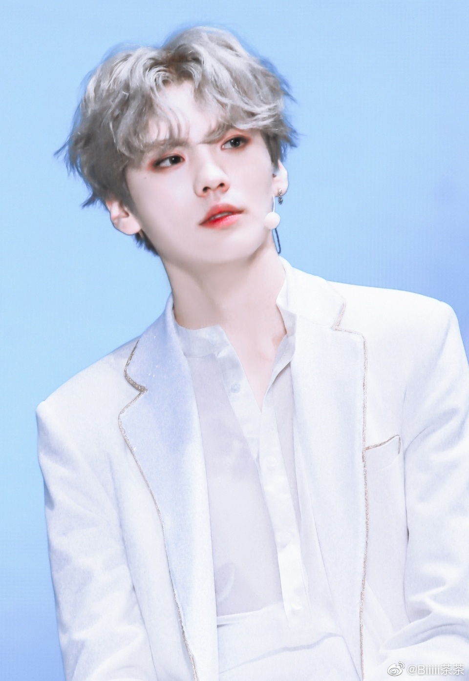 毕雯珺也是一枚充满忧郁气质男孩啊!满满的沉稳气质,尽显绅士