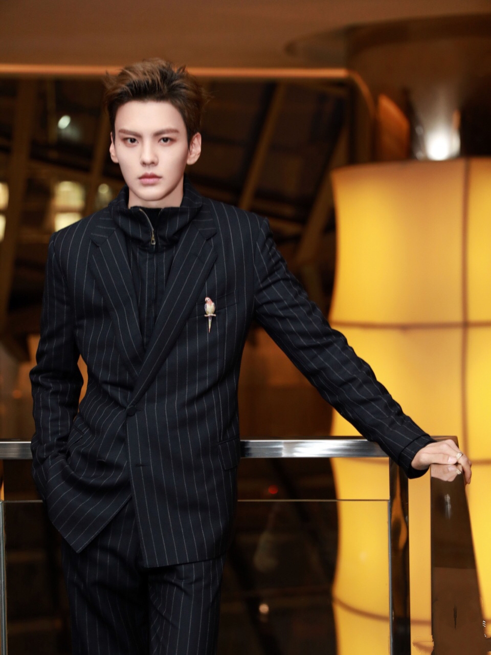 毕雯珺也是一枚充满忧郁气质男孩啊!满满的沉稳气质,尽显绅士