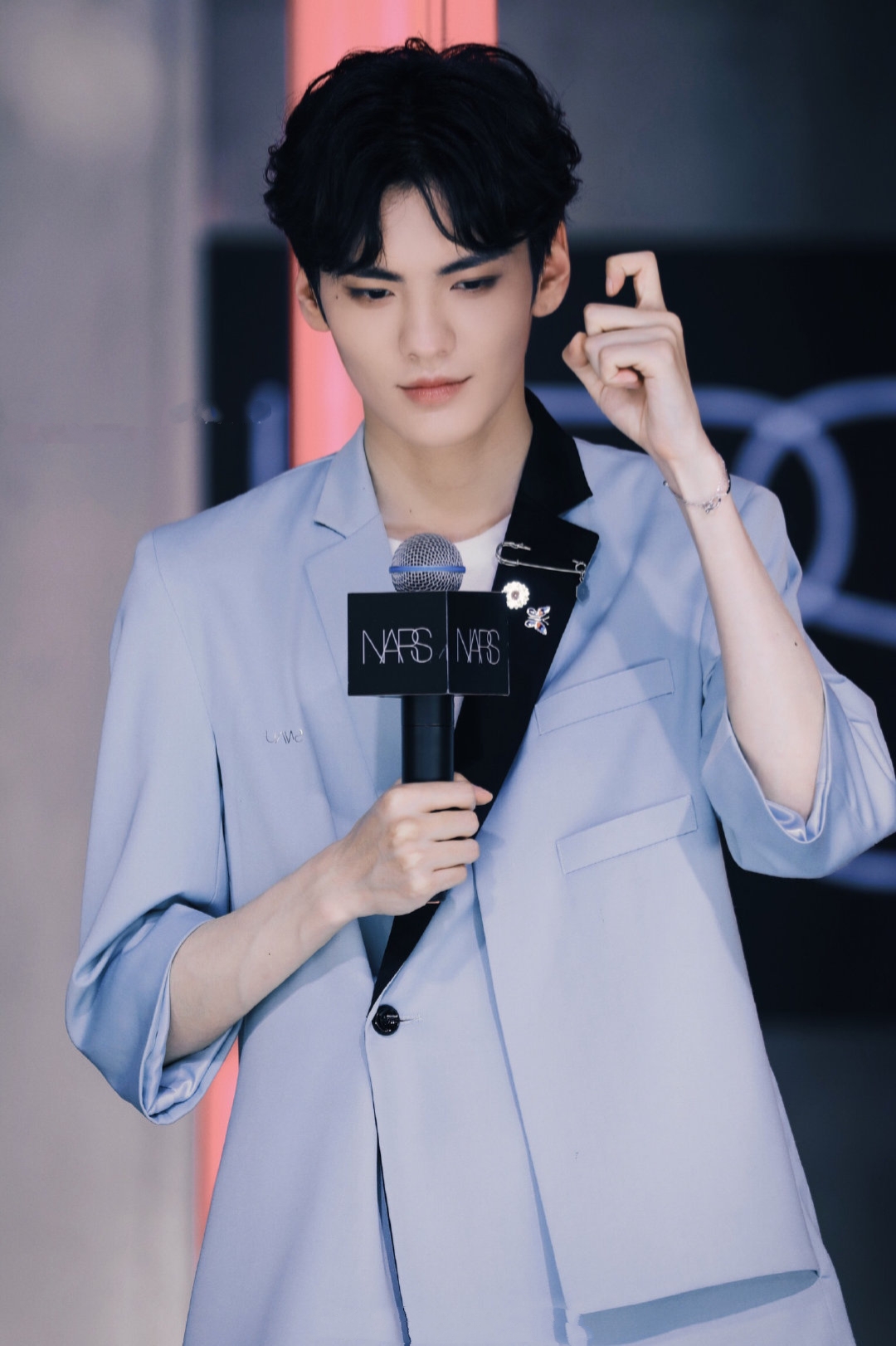 毕雯珺也是一枚充满忧郁气质男孩啊!满满的沉稳气质,尽显绅士