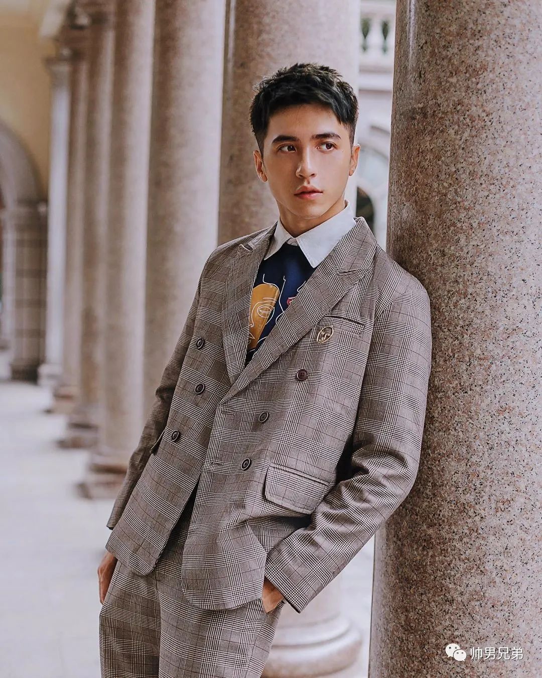 仲夏时分的阳光男孩,狼狗腹肌很有料