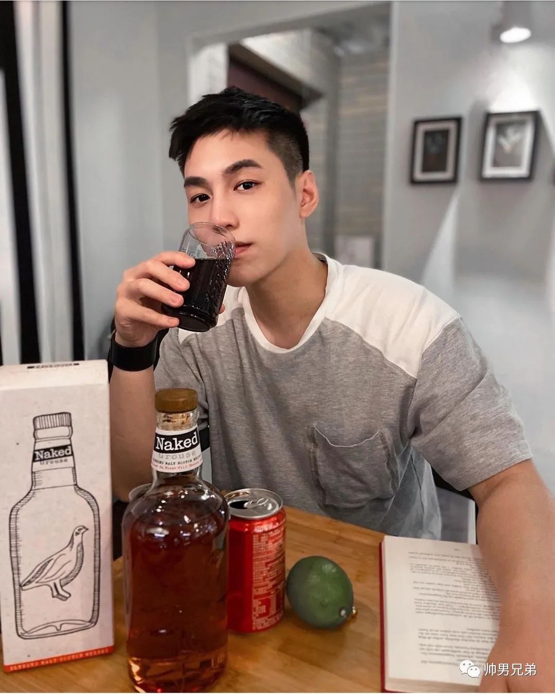 短裤白袜的帅气大狼狗,爱吃雪糕的暖男