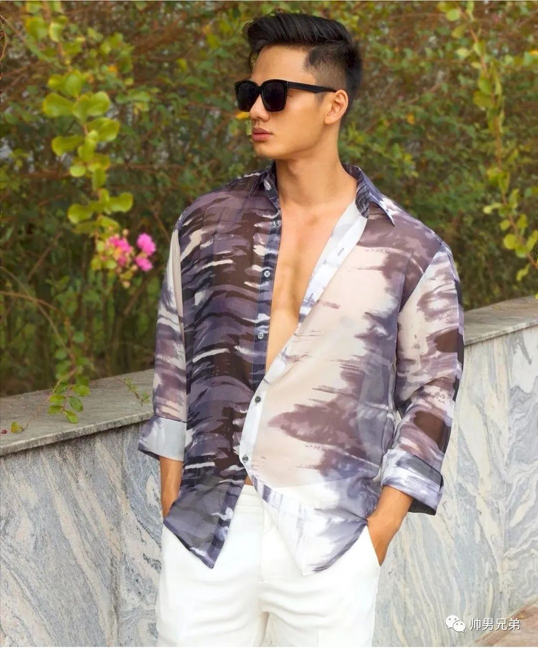 爱喝椰子的热带帅哥,阳光是他的肤色