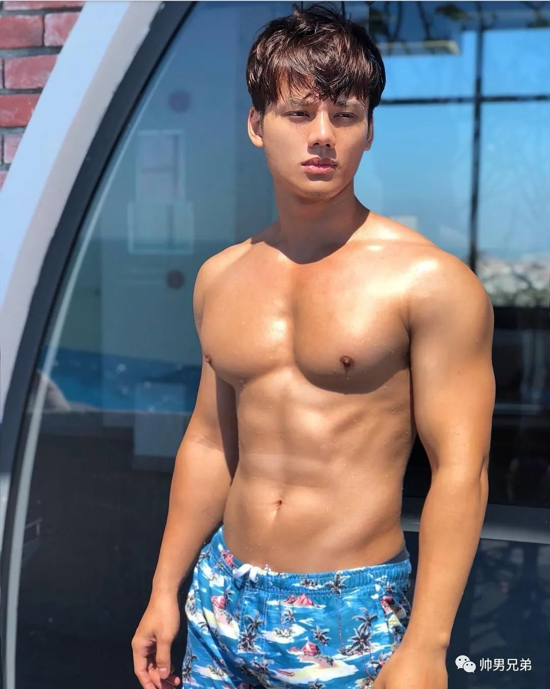 爱喝椰子的热带帅哥,阳光是他的肤色