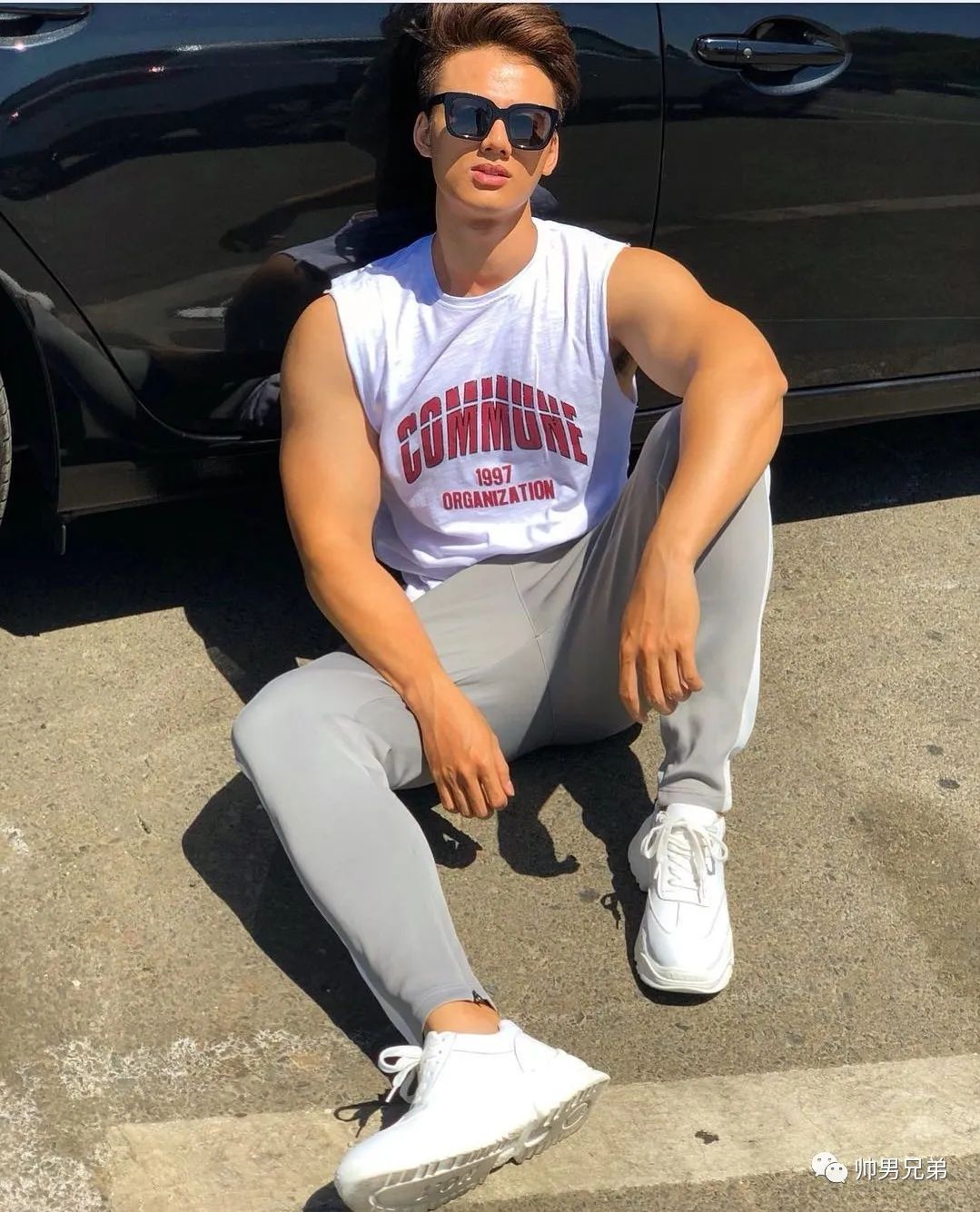 爱喝椰子的热带帅哥,阳光是他的肤色