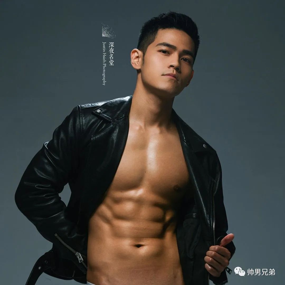 海上冲浪的腹肌帅哥,眼眸天空一样明亮