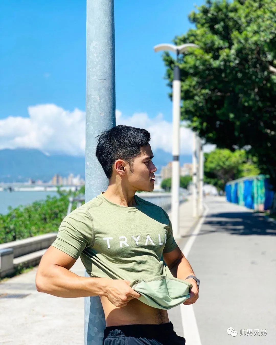 海上冲浪的腹肌帅哥,眼眸天空一样明亮