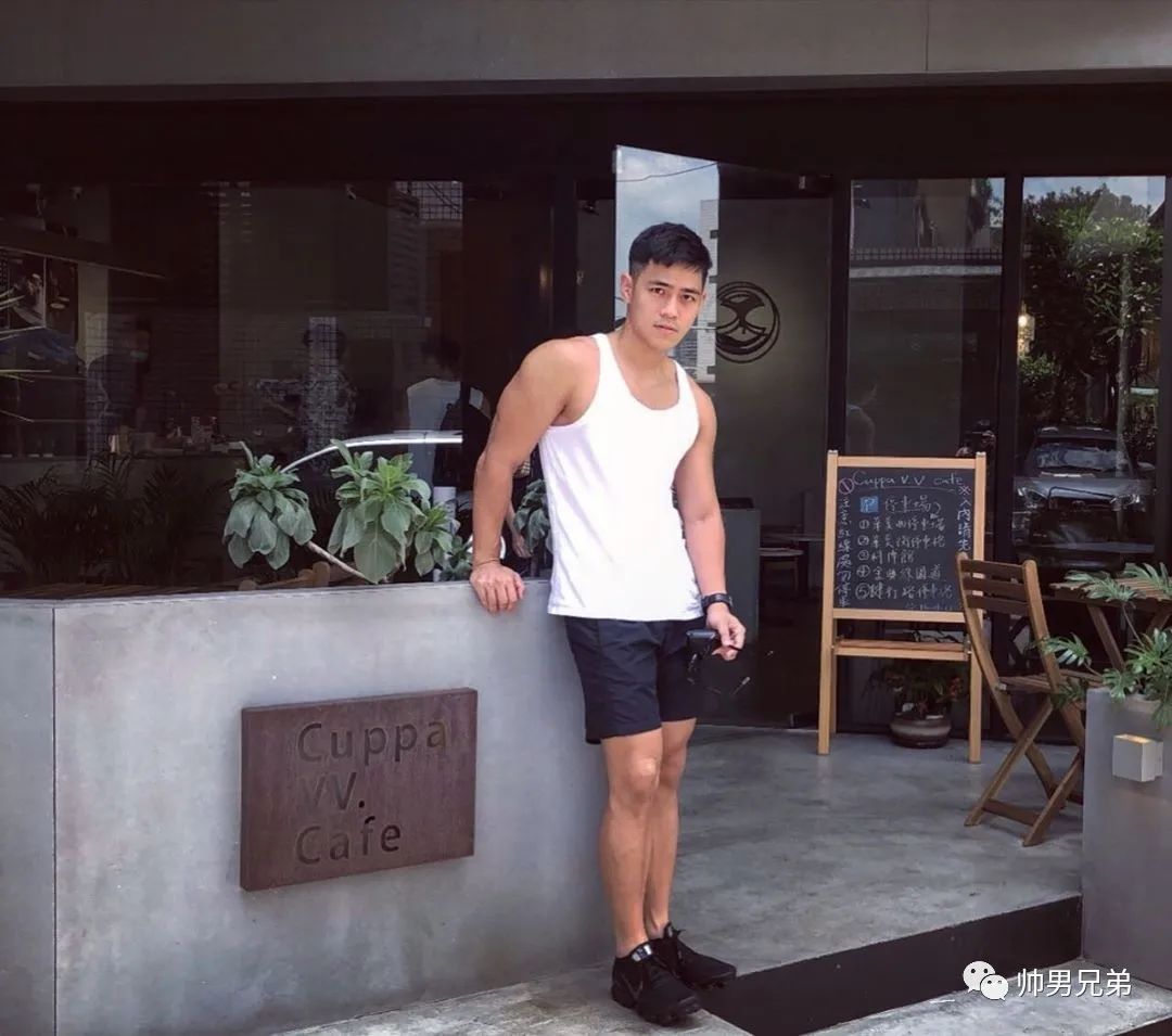 海上冲浪的腹肌帅哥,眼眸天空一样明亮