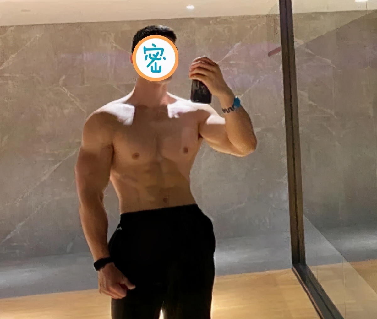 健身小伙因身材练得太强壮,惨遭女生嫌弃,网友:优秀也有罪?