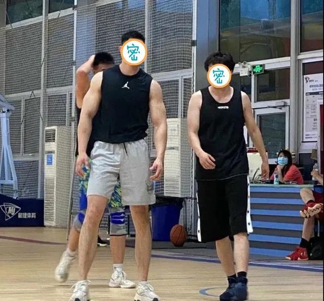 健身小伙因身材练得太强壮,惨遭女生嫌弃,网友:优秀也有罪?