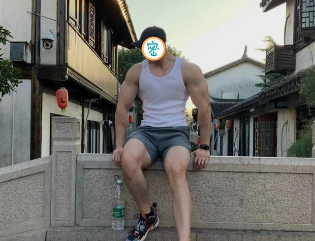 健身小伙因身材练得太强壮,惨遭女生嫌弃,网友:优秀也有罪?