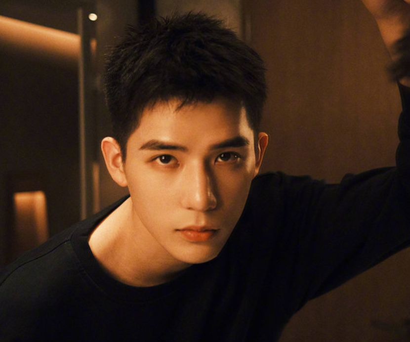 男生剪“寸头”发型真的好看,两侧头发修剪干净,阳光帅气有魅力