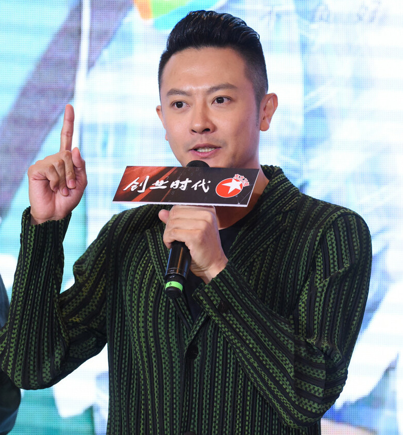 42岁印小天酷爱“短背头”发型,优雅帅气不油腻,冲进追光哥哥