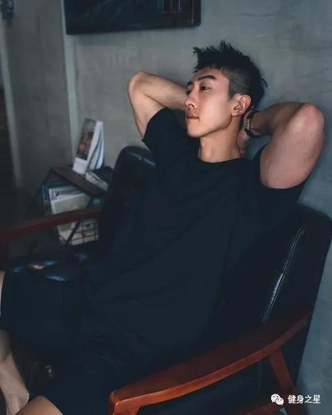 28岁台湾模特,浓眉大眼五官立体,肌肉身材具有视觉冲击