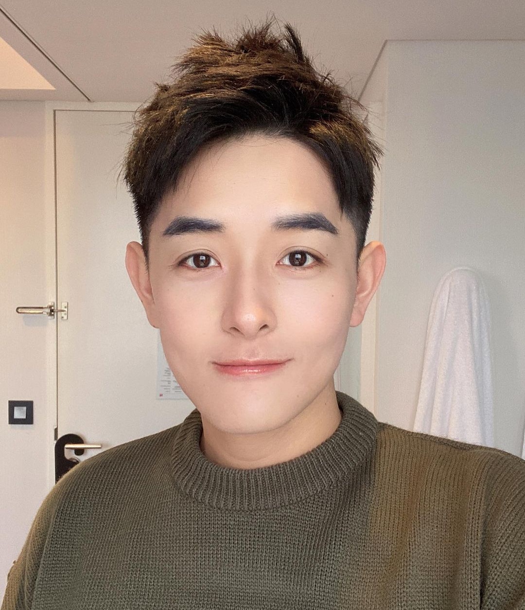 男生别嫌弃“两边铲光”发型了,2021留这几款造型,干净帅气